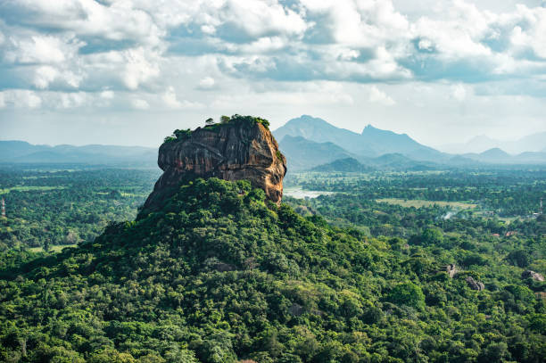 vista spettacolare della roccia del leone circondata da una vegetazione verde e ricca. foto scattata da pidurangala rock a sigiriya, sri lanka. - lanka foto e immagini stock