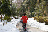 雪の中でサイクリング