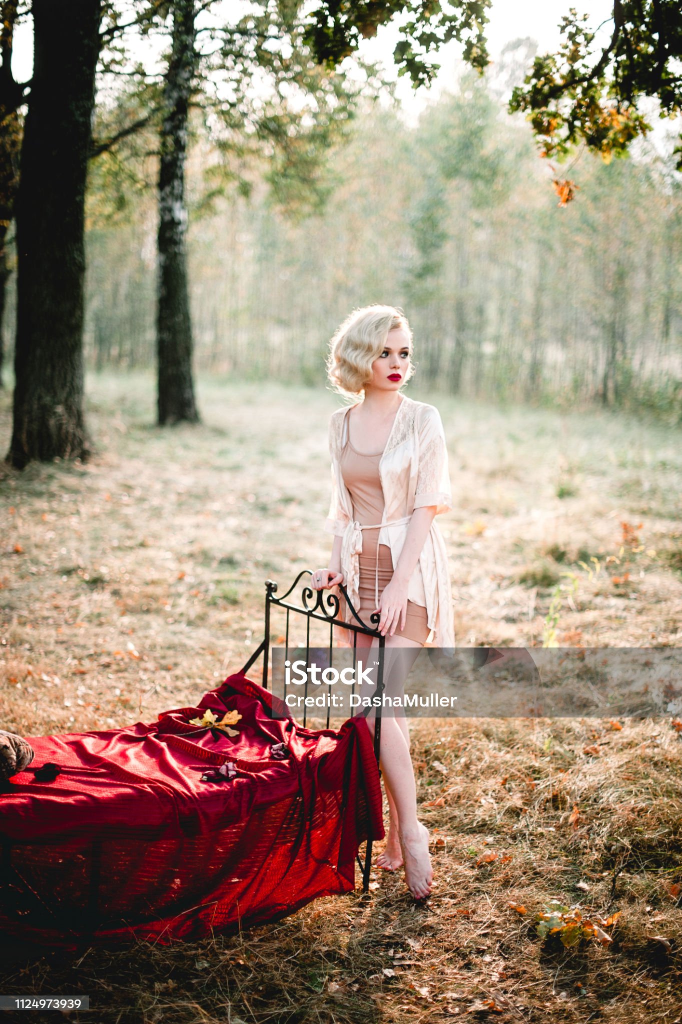 https://media.istockphoto.com/id/1124973939/photo/vintage-blonde-in-nightwear-fashion-forest-setting.jpg?s=2048x2048&amp;w=is&amp;k=20&amp;c=lKDJuHfXkzisEYmkVxwZR14q_i9KTjUrZymwkoTsNUE=