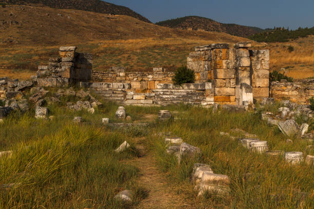 руины древнего города иераполис, турция - unesco world heritage site antalya famous place pamukkale стоковые фото и изображения