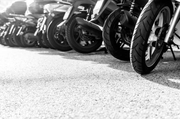 geparkten kleinmotorräder in folge - motorcycle in a row tire wheel stock-fotos und bilder