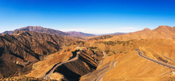 дорога через горный перевал в атласских горах, марокко - morocco landscape mountain mountain range стоковые фото и изображения