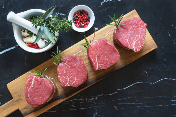 rohes rindfleisch medaillons - steak filet mignon beef fillet steak stock-fotos und bilder