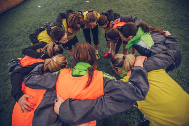mulheres futebol grupo equipe abraço - futebol feminino - fotografias e filmes do acervo