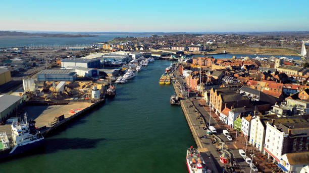 puerto de poole y veleros por drone - poole fotografías e imágenes de stock