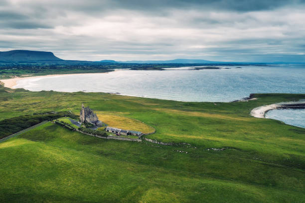 アイルランドの classiebawn 城の航空写真 - sligo ストックフォトと画像