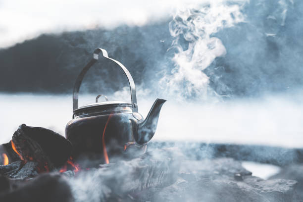 キャンプの火で沸騰コーヒー - kettle foods ストックフォトと画像