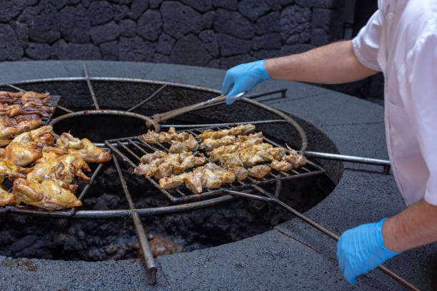 barbecue vulcanico nel ristorante el diablo. parco nazionale di timanfaya sull'isola di lanzarote, spagna. - poultry animal curiosity chicken foto e immagini stock