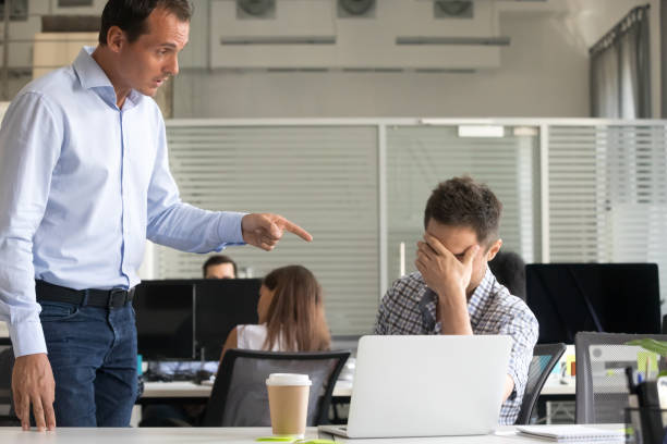 employé de gronder en colère patron mécontent au bureau - agression photos et images de collection