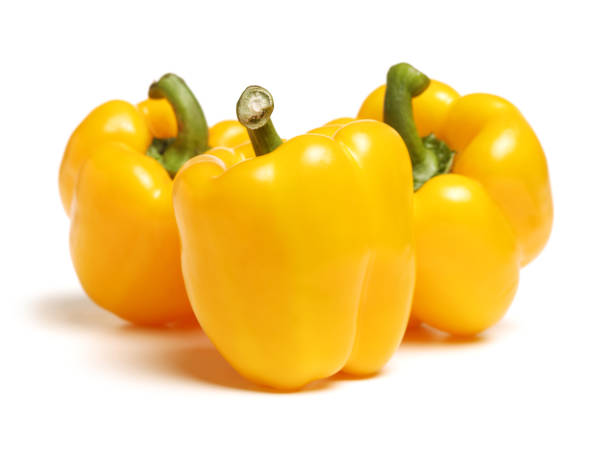 vert, jaune et rouge des poivrons frais ou capsicum isolé sur fond blanc - green bell pepper bell pepper pepper vegetable photos et images de collection