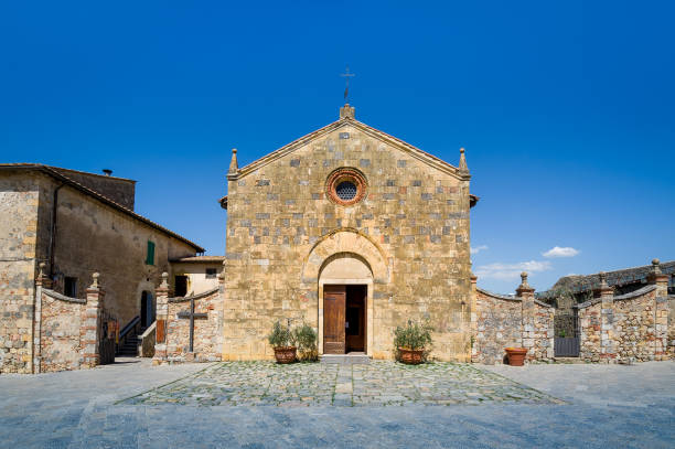 istock Monteriggioni old fortress church and square 1125002116