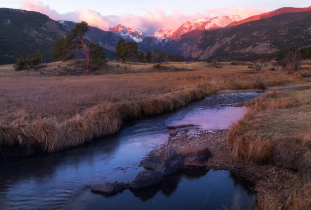 big thompson river und moraine park sonnenaufgang in rocky mountain nationalpark - big thompson river stock-fotos und bilder