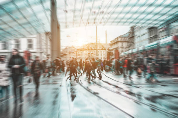 vista urbana della città di persone che camminano fuori dalla stazione degli autobus - concetto di moderno, impeto, urbano, vita di città, affari, shopping - focus sui piedi dei pedoni del centro - effetto radiale sfocato - defocused crowd blurred motion business foto e immagini stock