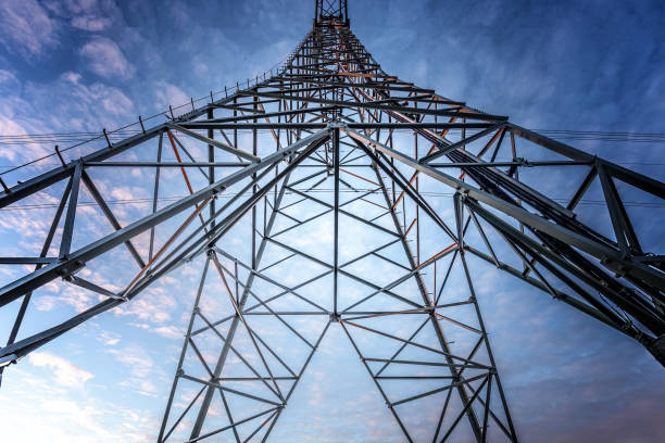 electriciteitsmast met stroomkabels en nederland - cirrocumulus fotografías e imágenes de stock