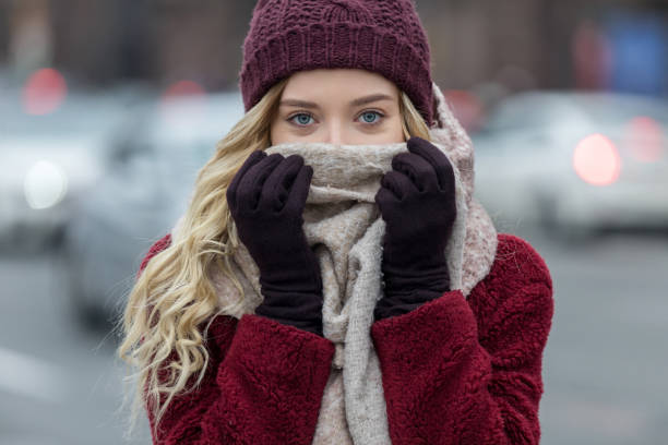 sensação de frio jovem no inverno - scarf women hat warm clothing - fotografias e filmes do acervo