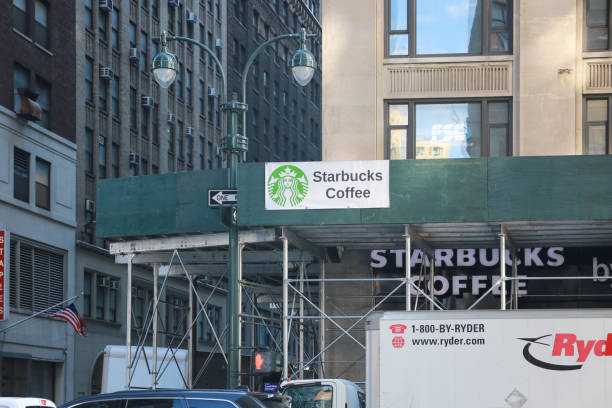 devanture de magasin starbucks café à new york - curve road in front of sign photos et images de collection