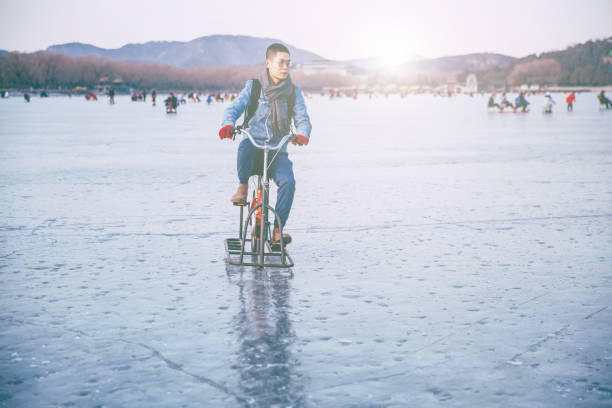 Beijingers are enjoying a day of lake skating at the frozen lake of the Summer Palace. Summer Palace is one of the most popular tourist attractions in Beijing.