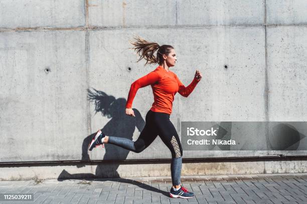 Açık Havada Şehirde Çalışan Kadın Stok Fotoğraflar & Koşmak‘nin Daha Fazla Resimleri - Koşmak, Kadın, Sadece Bir kadın