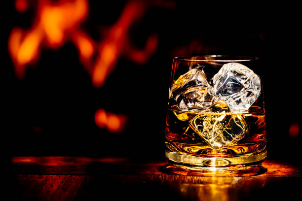 whisky en la mesa con la llama de la estufa de lena - 3504 fotografías e imágenes de stock