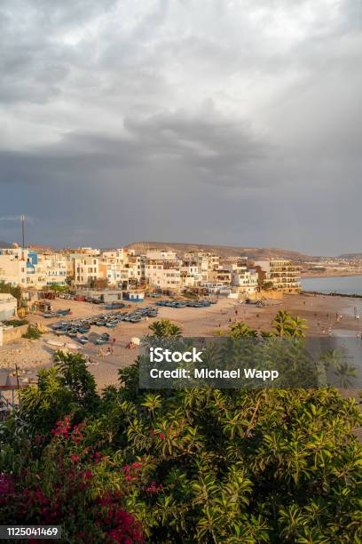 Taghazoutモロッコの小さな砂浜のビーチ - タガズートのストックフォトや画像を多数ご用意 - タガズート, 町, アフリカ