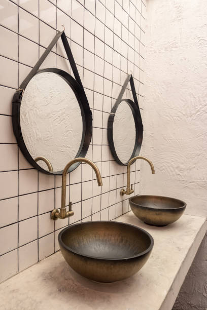 классический дизайн ванной комнаты с золотым водопроводным краном, старой раковиной и ретро-зеркалом. - loft apartment bathroom mosaic tile стоковые фото и изображения