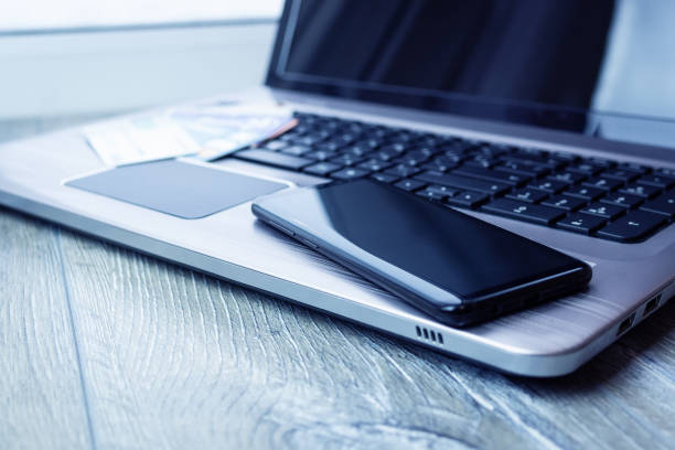 istock Bank card laptop 1125066497