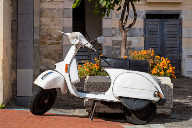 classic scooter na starym mieście, wybrzeże amalfi, włochy - engine obsolete old retro revival zdjęcia i obrazy z banku zdjęć