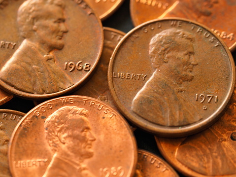 muchas monedas de un centavo con el retrato de Abraham Lincoln - 1 photo