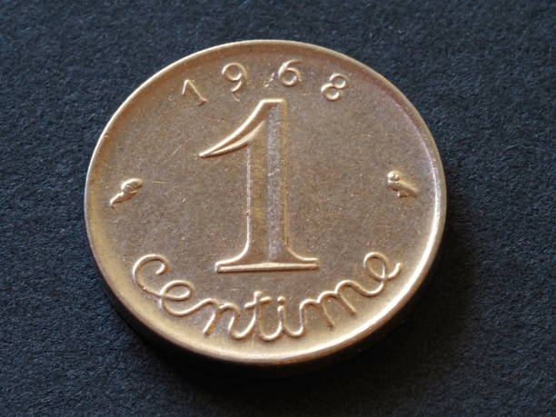 бывшая одна стометровая французская монета - france currency macro french coin стоковые фото и изображения