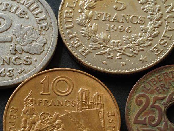 различные бывшие французские монеты 20-го века до евро : франки и сантиметры - france currency macro french coin стоковые фото и изображения