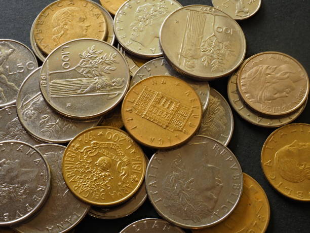 haufen von verschiedenen ehemaligen italienischen lira münzen vor dem euro - 2 - italian currency stock-fotos und bilder
