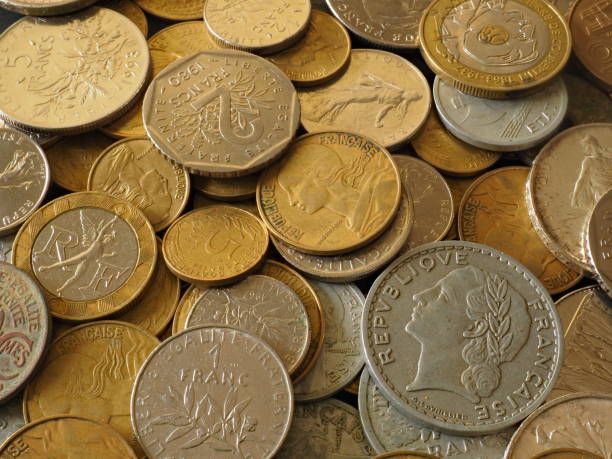 различные французские монеты до евро (франк и сантиметр) - 2 - france currency macro french coin стоковые фото и изображения