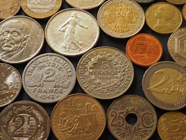 cerca de 20 moedas francês antigas antes euro: francos e centavos - france currency macro french coin - fotografias e filmes do acervo