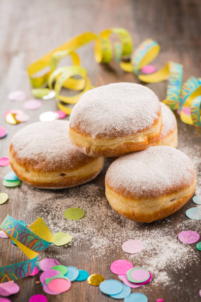 krapfen, berliner o donuts con serpentinas y confeti. colorido carnaval o cumpleaños imagen - fasching fotografías e imágenes de stock