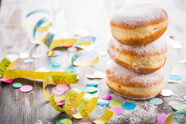 krapfen, berliner o donuts con serpentinas y confeti. colorido carnaval o cumpleaños imagen - fasching fotografías e imágenes de stock