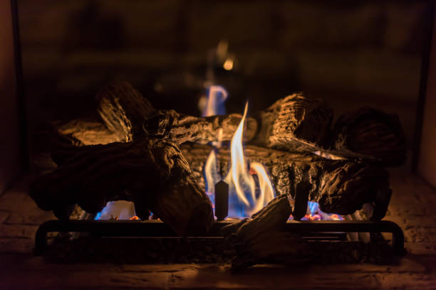 gemütliche romantische gas-kamin in der nacht - fire log stock-fotos und bilder