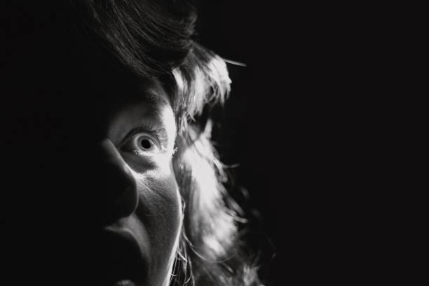 blanco y negro retrato de una mujer asustada - miedo fotografías e imágenes de stock