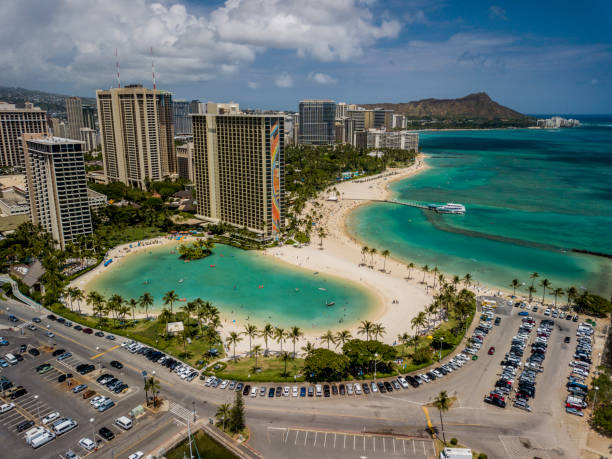 hilton hawaiian village lagoon, oahu hawaii - waikiki beach foto e immagini stock