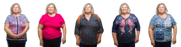 顔に深刻な表情を持つ孤立した背景上のシニア脂肪女性のコラージュ。シンプルで自然なカメラを見て。 - mature adult sadness overweight women ストックフ�ォトと画像