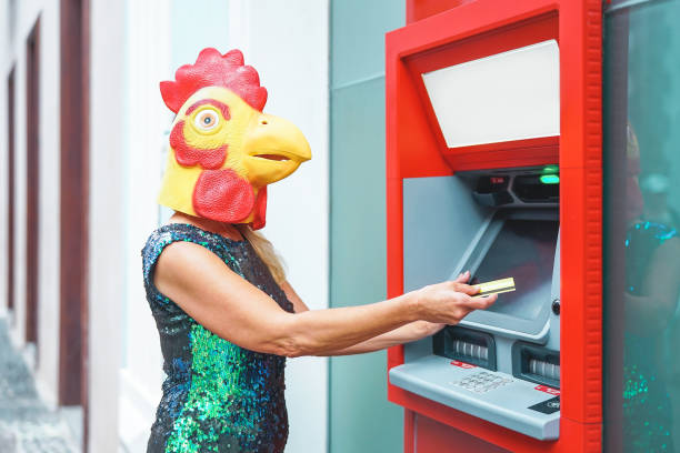 olgun kadın giyiyor horoz maskesi banka kartı ile - banka para makine para çekme atm yarım insan ve hayvan - saçma ve delice kavramı gerçeküstü resmini tanıtımı - tavuk kostümü stok fotoğraflar ve resimler