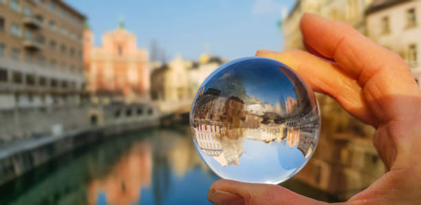 ville de ljubljana dans la boule de cristal - transparent crystal crystal ball human hand photos et images de collection