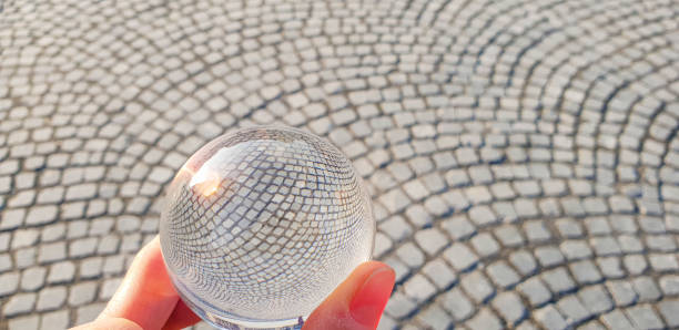 pavés en boule de cristal - transparent crystal crystal ball human hand photos et images de collection