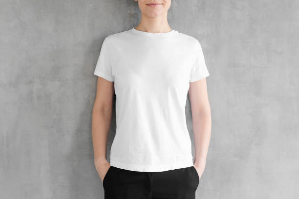 junge frau posiert in leeren weißen t-shirt aus baumwolle, grau strukturierten wand stehend. kein gesichtsfoto - artificial model fotos stock-fotos und bilder