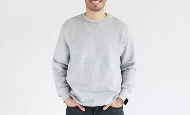 mock-up der junge mann im grauen sweatshirt, stehend auf hintergrund isoliert. kein gesichtsfoto - artificial model fotos stock-fotos und bilder