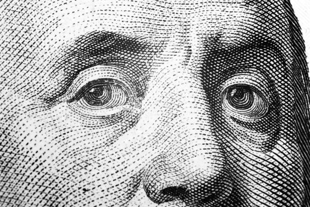 bouchent la vue portrait de benjamin franklin sur le billet de cent dollars. historique de l’argent. billet de 100 dollars avec benjamin franklin yeux coup de macro. - beak number 100 hundred dollar photos et images de collection