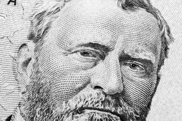 nah bis anzeigen porträt von ulysses s. grant zum einen fünfzig-dollar-schein. hintergrund des geldes. 50-dollar-schein mit ulysses s. grant augen makroaufnahme. geld-hintergrund. gesicht-porträt. schwarz / weiß - fifty dollar bill number 50 currency close up stock-fotos und bilder