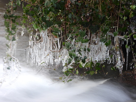 río congelado en invierno photo