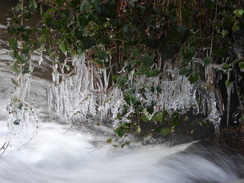 Río congelado en invierno photo