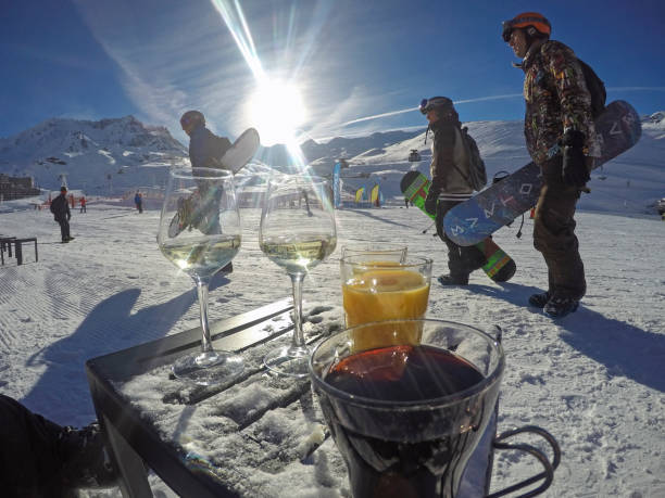 발 thorens 스키 리조트-프랑스 - ski skiing european alps resting 뉴스 사진 이미지