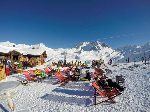 val thorens ski resort - united kingdom - ski skiing european alps resting imagens e fotografias de stock